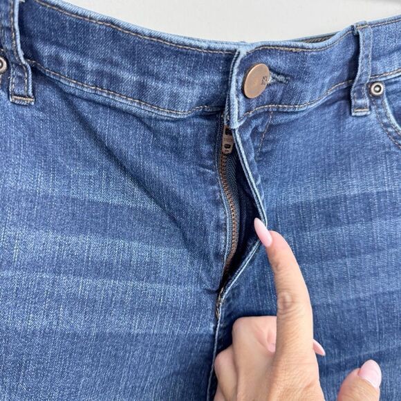 NEW YORK & COMPANY | Denim Blue Jean Cuffed Shorts Women’s Plus Size 18 - Picture 3 of 7